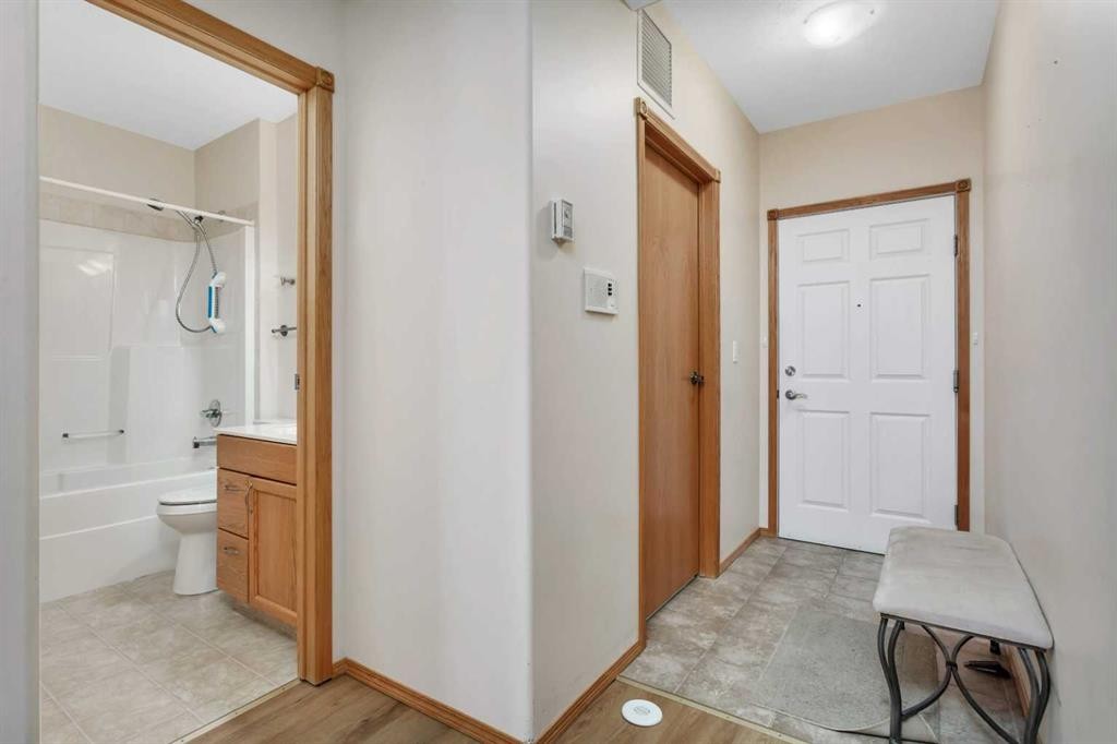 204-4612 50 Avenue, Innisfail, AB - Indoor Photo Showing Bathroom