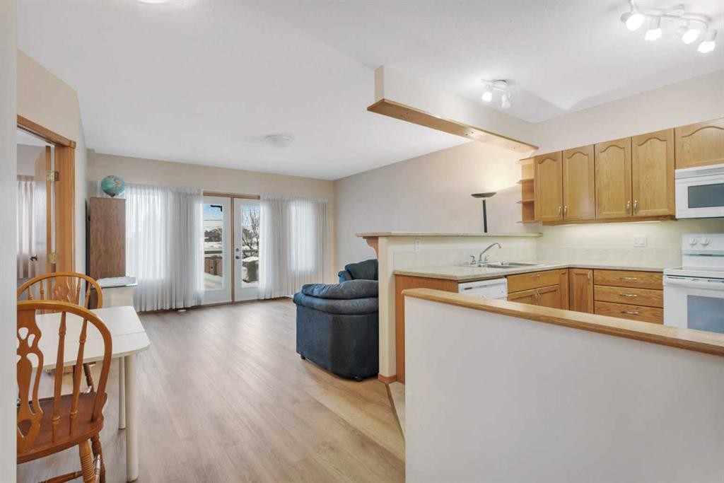 204-4612 50 Avenue, Innisfail, AB - Indoor Photo Showing Kitchen With Double Sink