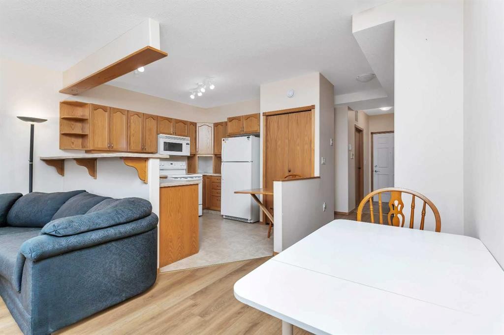 204-4612 50 Avenue, Innisfail, AB - Indoor Photo Showing Other Room