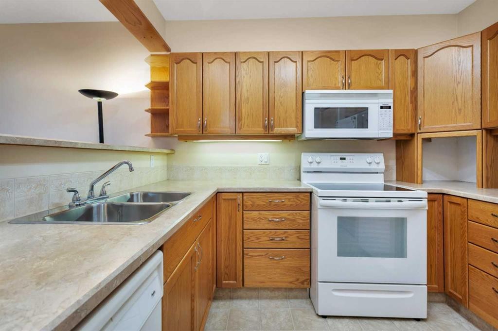 204-4612 50 Avenue, Innisfail, AB - Indoor Photo Showing Kitchen With Double Sink