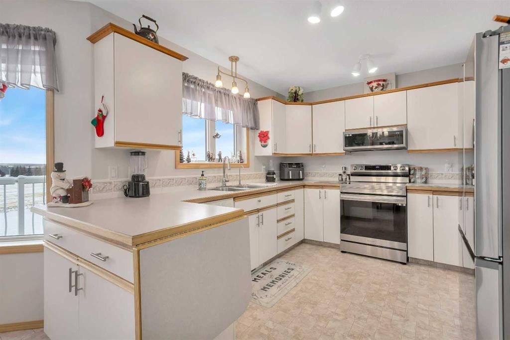 5233 45 Avenue, Rimbey, AB - Indoor Photo Showing Kitchen With Double Sink