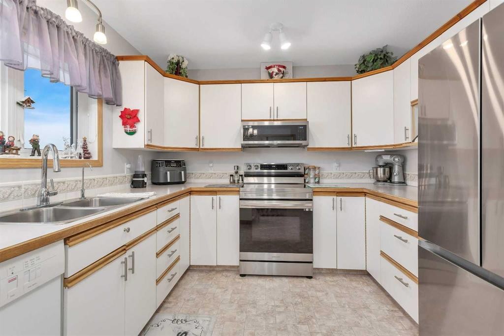 5233 45 Avenue, Rimbey, AB - Indoor Photo Showing Kitchen With Double Sink
