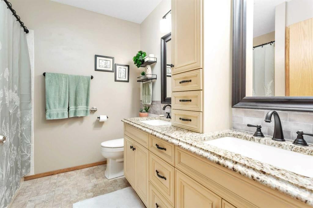 5233 45 Avenue, Rimbey, AB - Indoor Photo Showing Bathroom