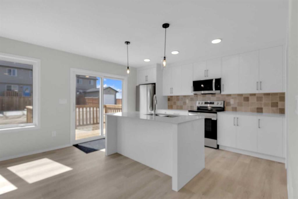 10 Anna Close, Blackfalds, AB - Indoor Photo Showing Kitchen With Upgraded Kitchen