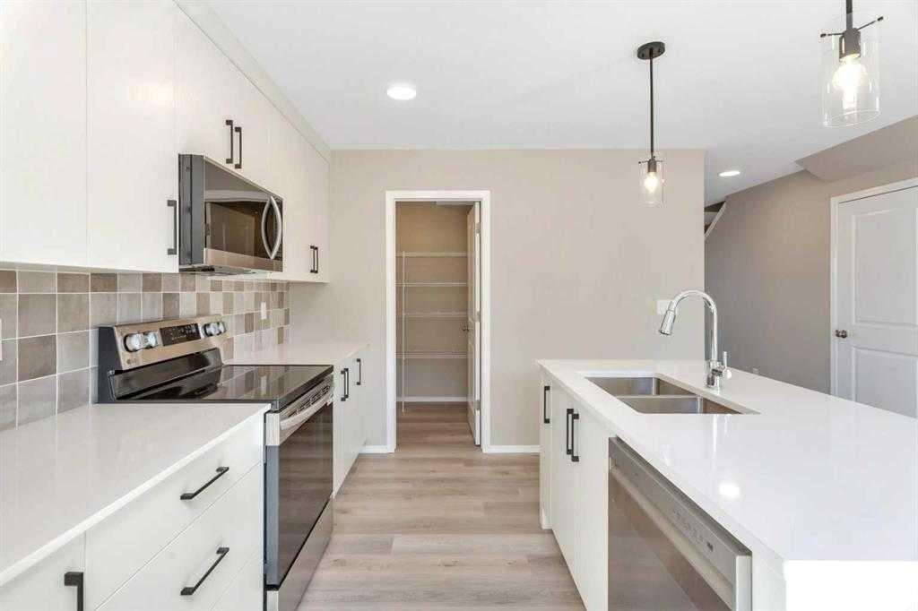 10 Anna Close, Blackfalds, AB - Indoor Photo Showing Kitchen With Double Sink With Upgraded Kitchen