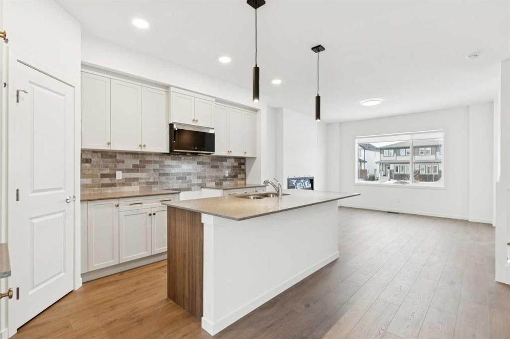 3586 Chestermere Boulevard, Chestermere, AB - Indoor Photo Showing Kitchen With Double Sink With Upgraded Kitchen