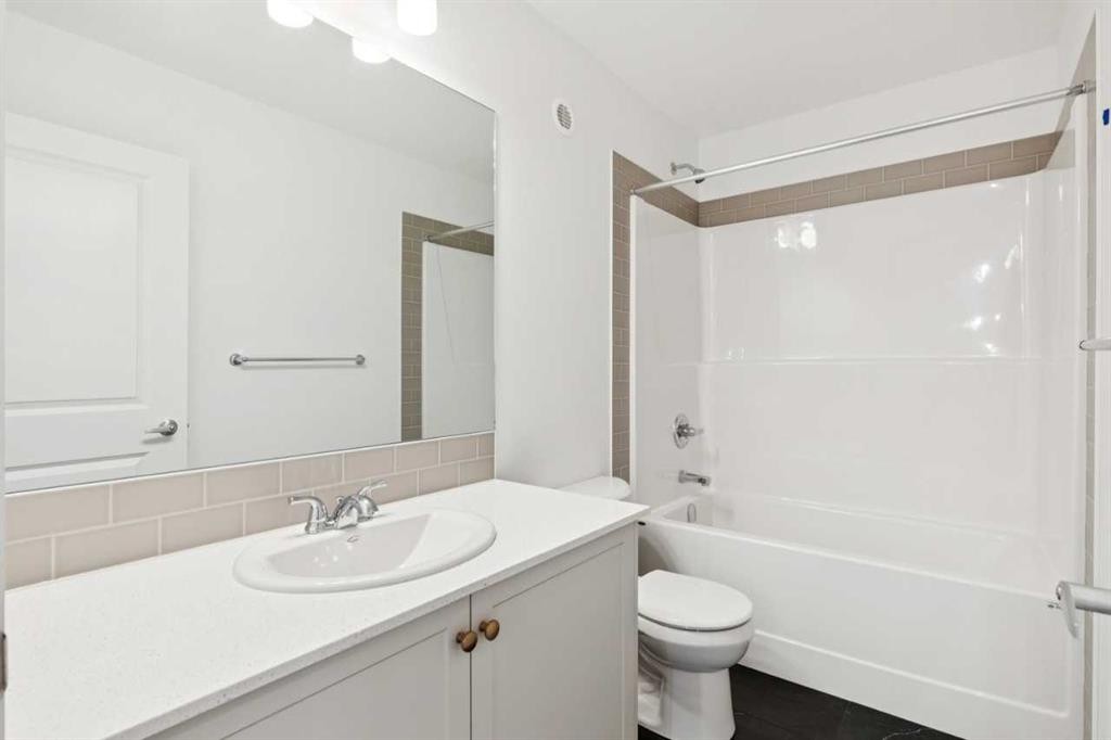 3586 Chestermere Boulevard, Chestermere, AB - Indoor Photo Showing Bathroom