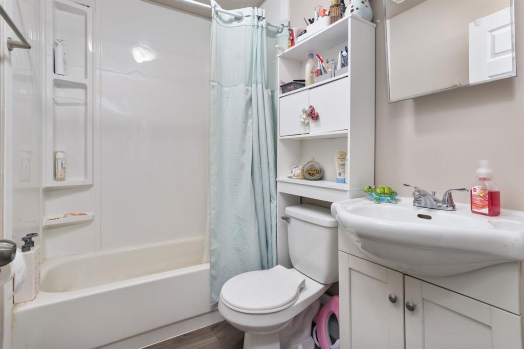 5315 56 Street, Camrose, AB - Indoor Photo Showing Bathroom