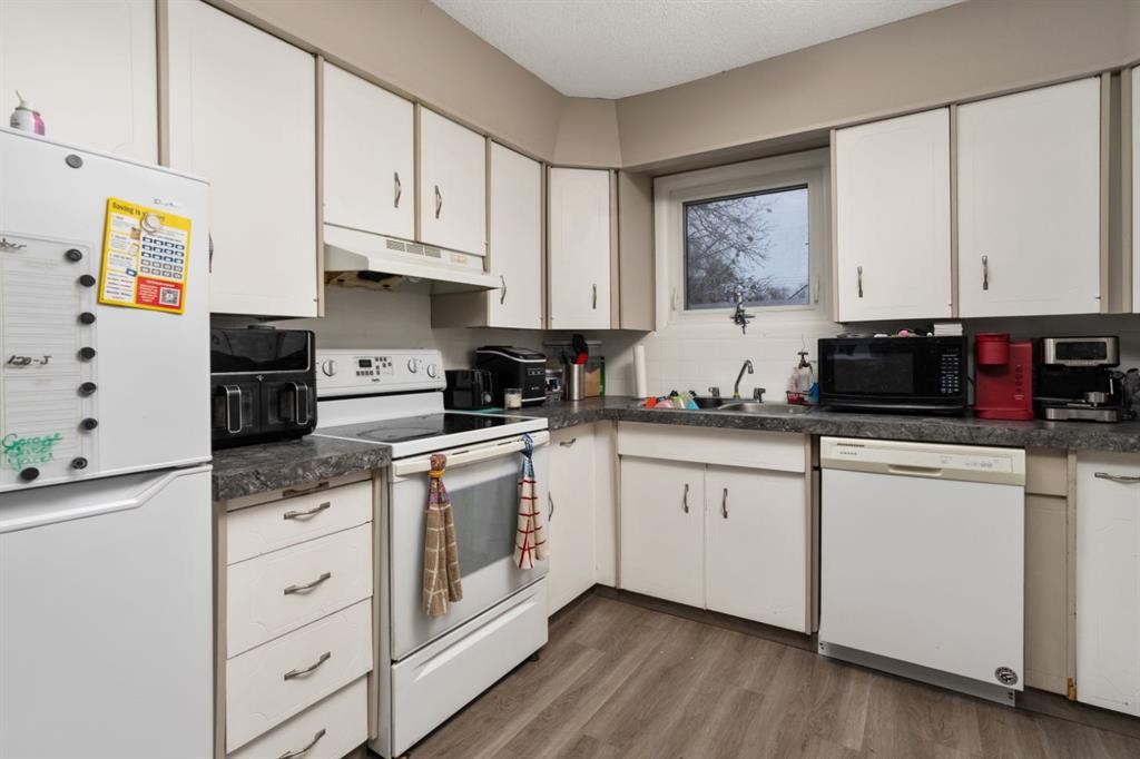 5315 56 Street, Camrose, AB - Indoor Photo Showing Kitchen With Double Sink