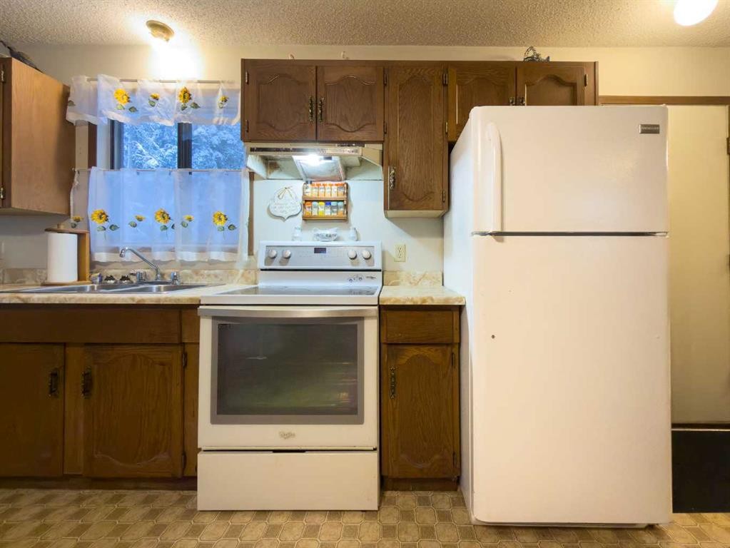 412054 Range Road 6-2, Rural Clearwater County, AB - Indoor Photo Showing Kitchen With Double Sink