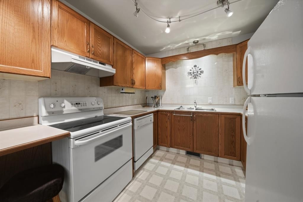 5531 43 Street, Innisfail, AB - Indoor Photo Showing Kitchen With Double Sink