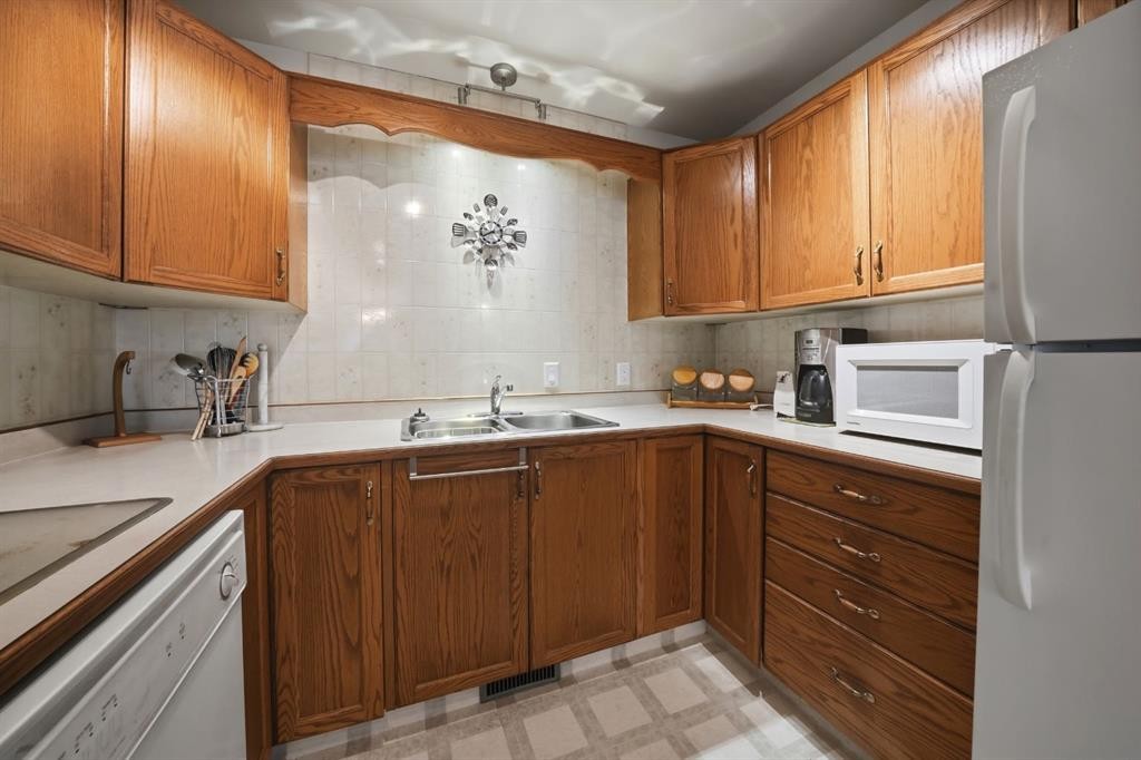 5531 43 Street, Innisfail, AB - Indoor Photo Showing Kitchen With Double Sink