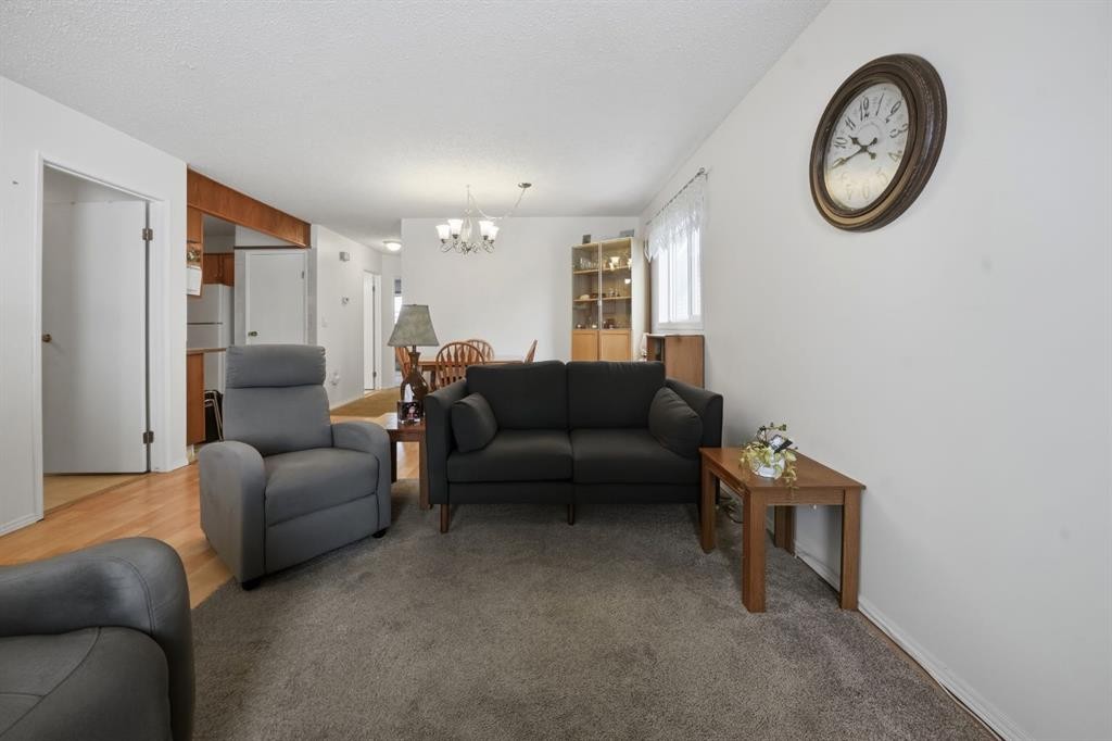 5531 43 Street, Innisfail, AB - Indoor Photo Showing Living Room