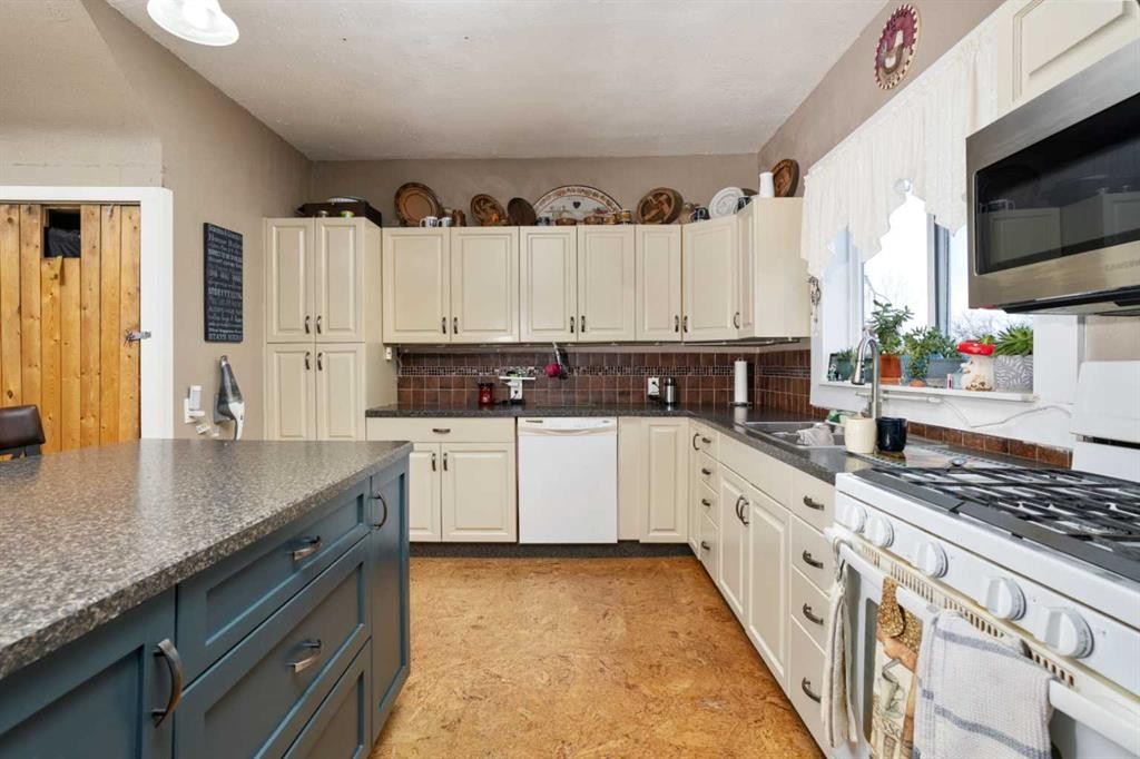 42479 Rr 143, Rural Flagstaff County, AB - Indoor Photo Showing Kitchen