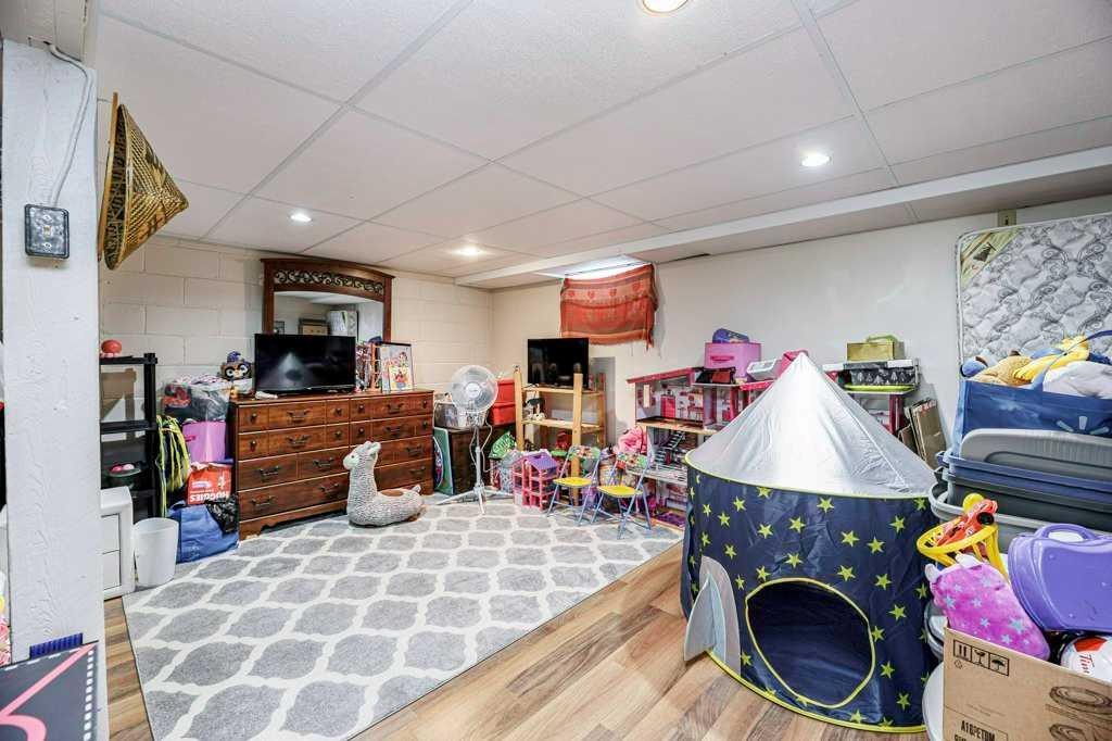 22 Poplar Crescent, Springbrook, AB - Indoor