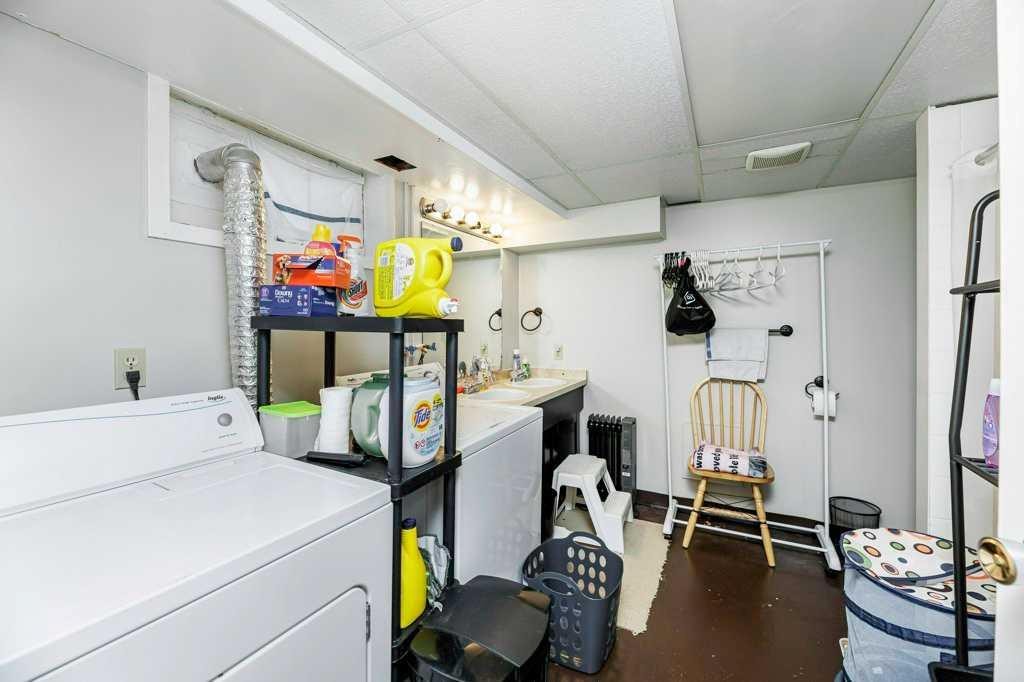 22 Poplar Crescent, Springbrook, AB - Indoor Photo Showing Laundry Room