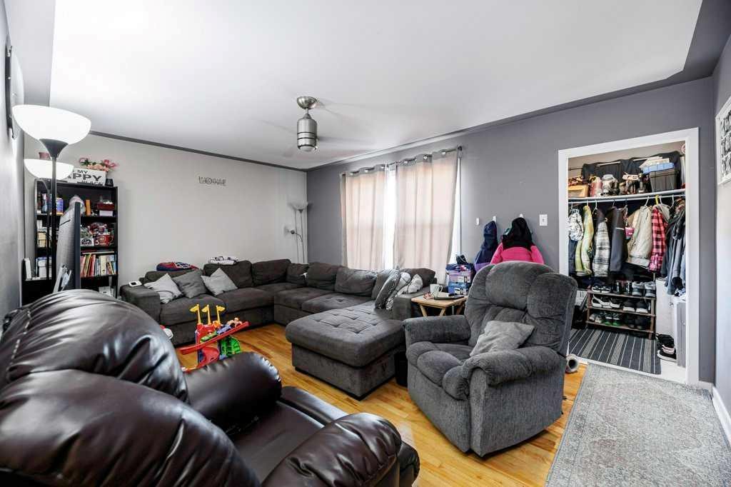 22 Poplar Crescent, Springbrook, AB - Indoor Photo Showing Living Room