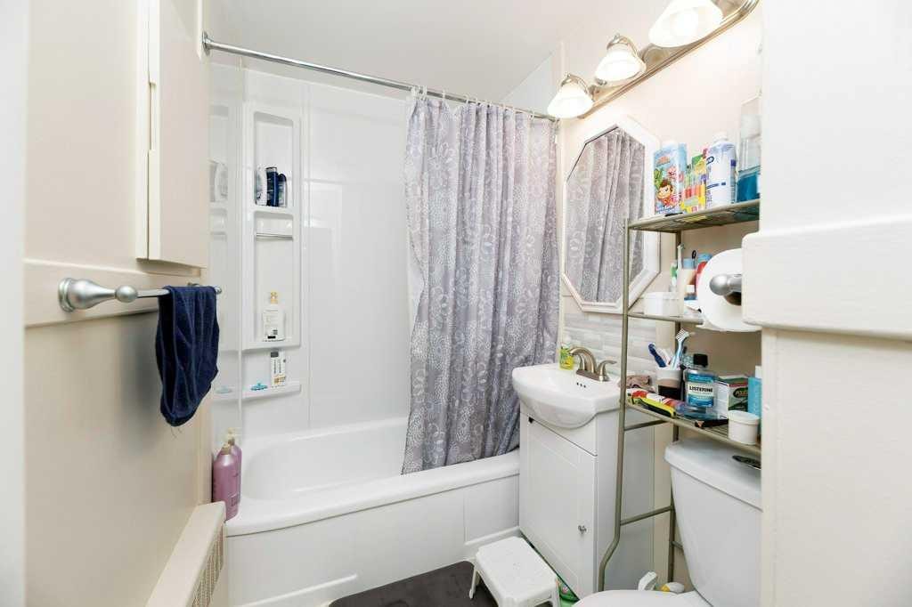 22 Poplar Crescent, Springbrook, AB - Indoor Photo Showing Bathroom