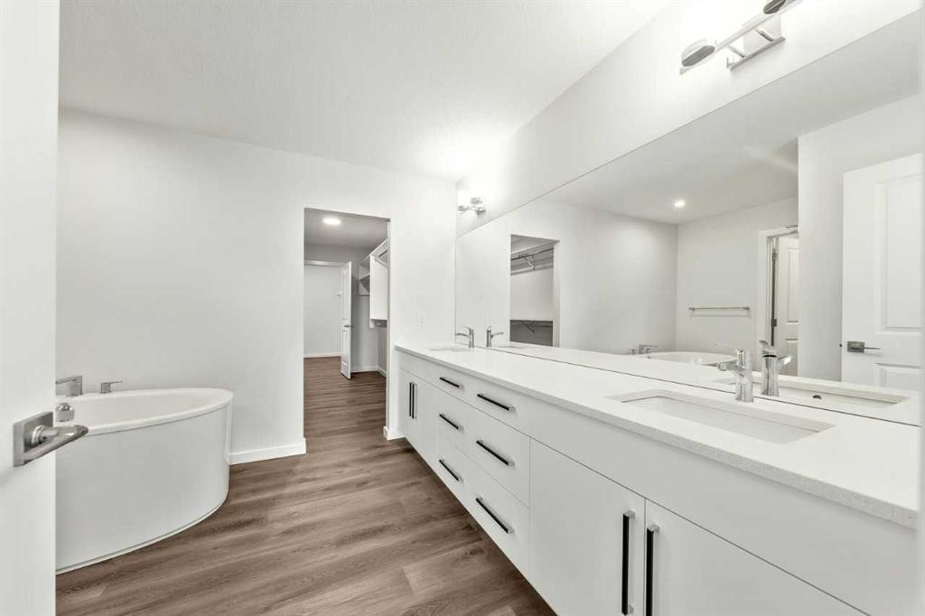 8 Heritage Link, Cochrane, AB - Indoor Photo Showing Bathroom