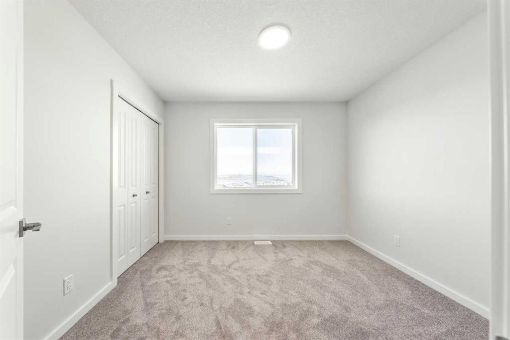 8 Heritage Link, Cochrane, AB - Indoor Photo Showing Other Room