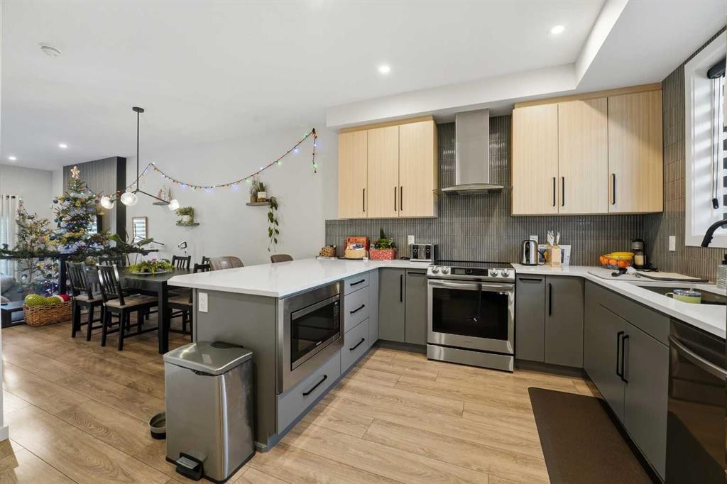 51 Lake Street, Rural Red Deer County, AB - Indoor Photo Showing Kitchen With Upgraded Kitchen