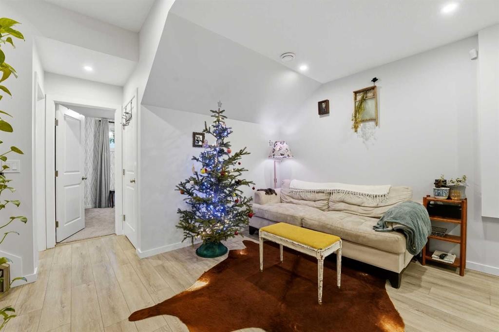 51 Lake Street, Rural Red Deer County, AB - Indoor