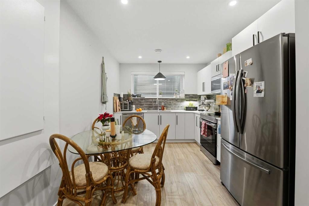 51 Lake Street, Rural Red Deer County, AB - Indoor