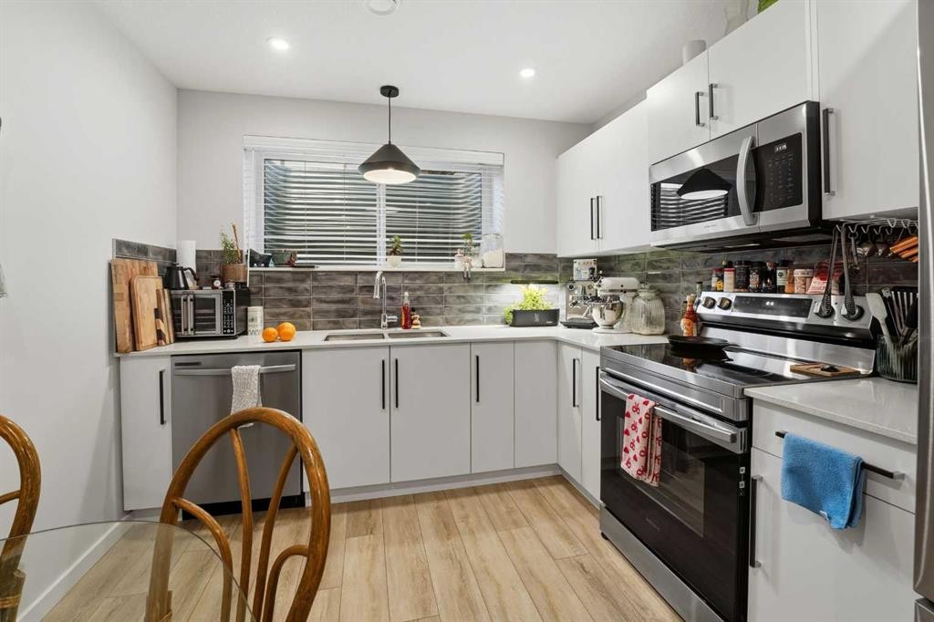 51 Lake Street, Rural Red Deer County, AB - Indoor Photo Showing Kitchen With Upgraded Kitchen