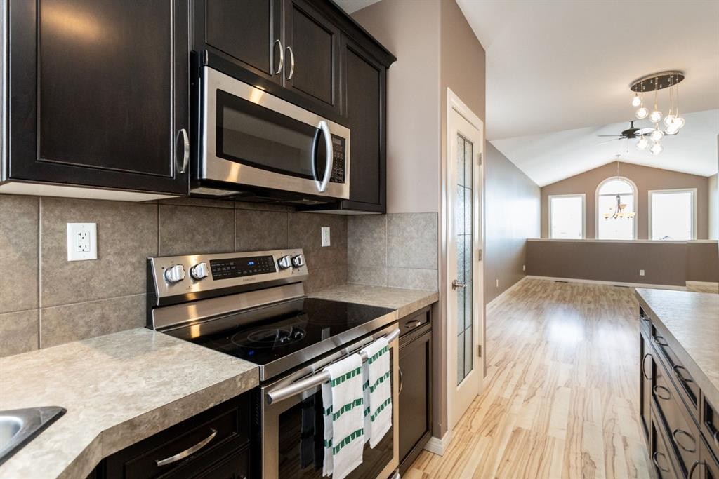6321 58 Avenue, Innisfail, AB - Indoor Photo Showing Kitchen With Stainless Steel Kitchen With Upgraded Kitchen