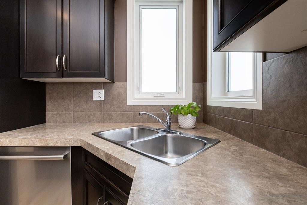 6321 58 Avenue, Innisfail, AB - Indoor Photo Showing Kitchen With Double Sink