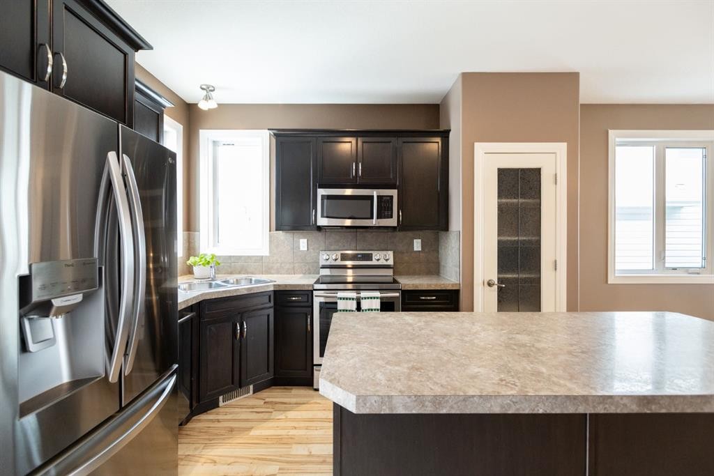 6321 58 Avenue, Innisfail, AB - Indoor Photo Showing Kitchen With Stainless Steel Kitchen With Upgraded Kitchen