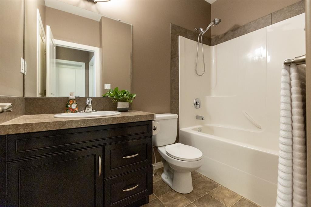 6321 58 Avenue, Innisfail, AB - Indoor Photo Showing Bathroom