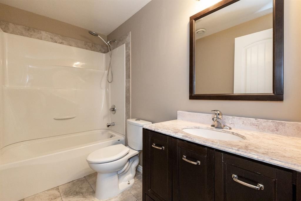 6321 58 Avenue, Innisfail, AB - Indoor Photo Showing Bathroom