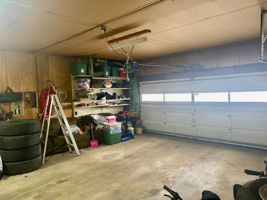 5106 54 Avenue, Camrose, AB - Indoor Photo Showing Garage