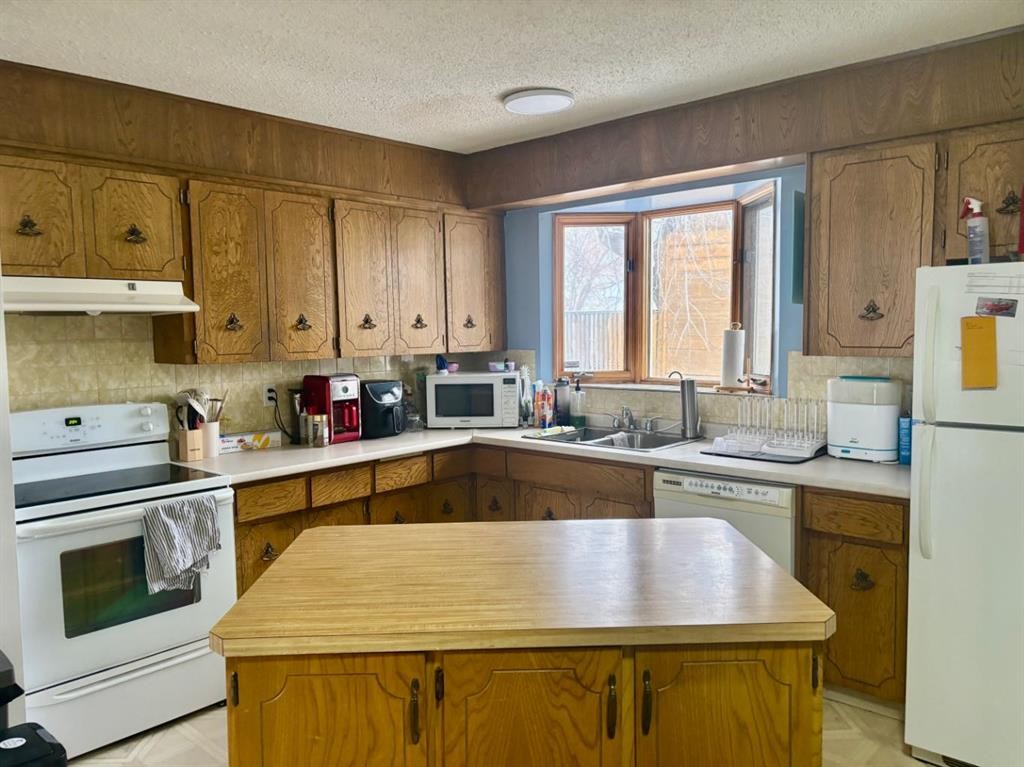 5106 54 Avenue, Camrose, AB - Indoor Photo Showing Kitchen With Double Sink