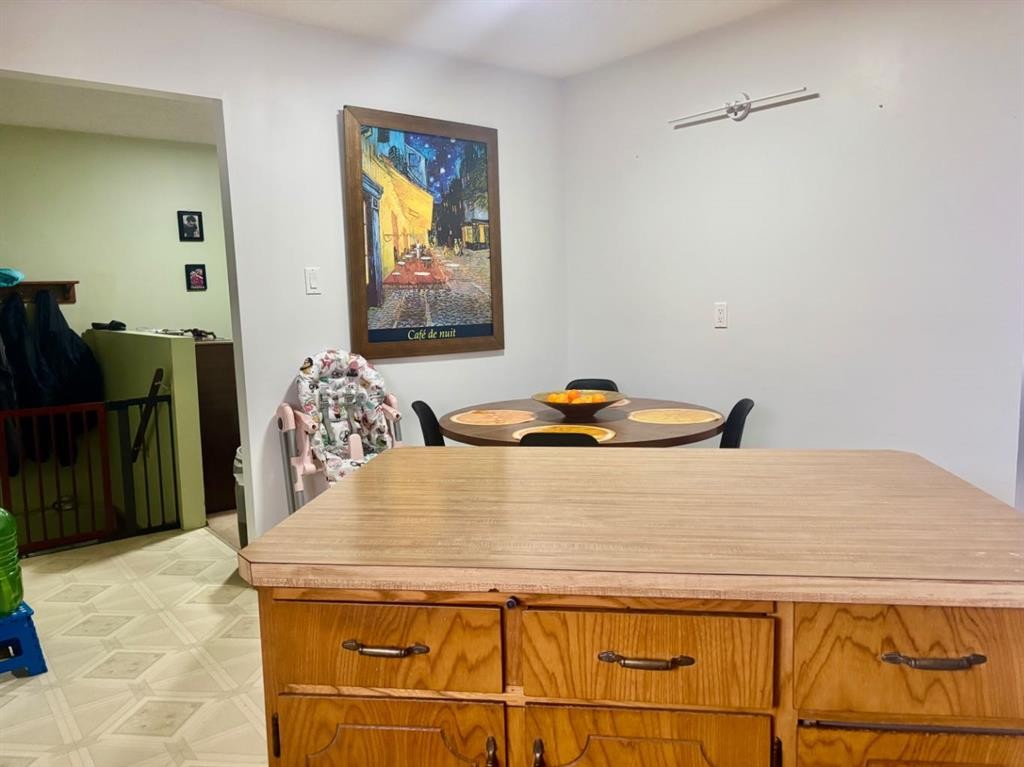 5106 54 Avenue, Camrose, AB - Indoor Photo Showing Dining Room