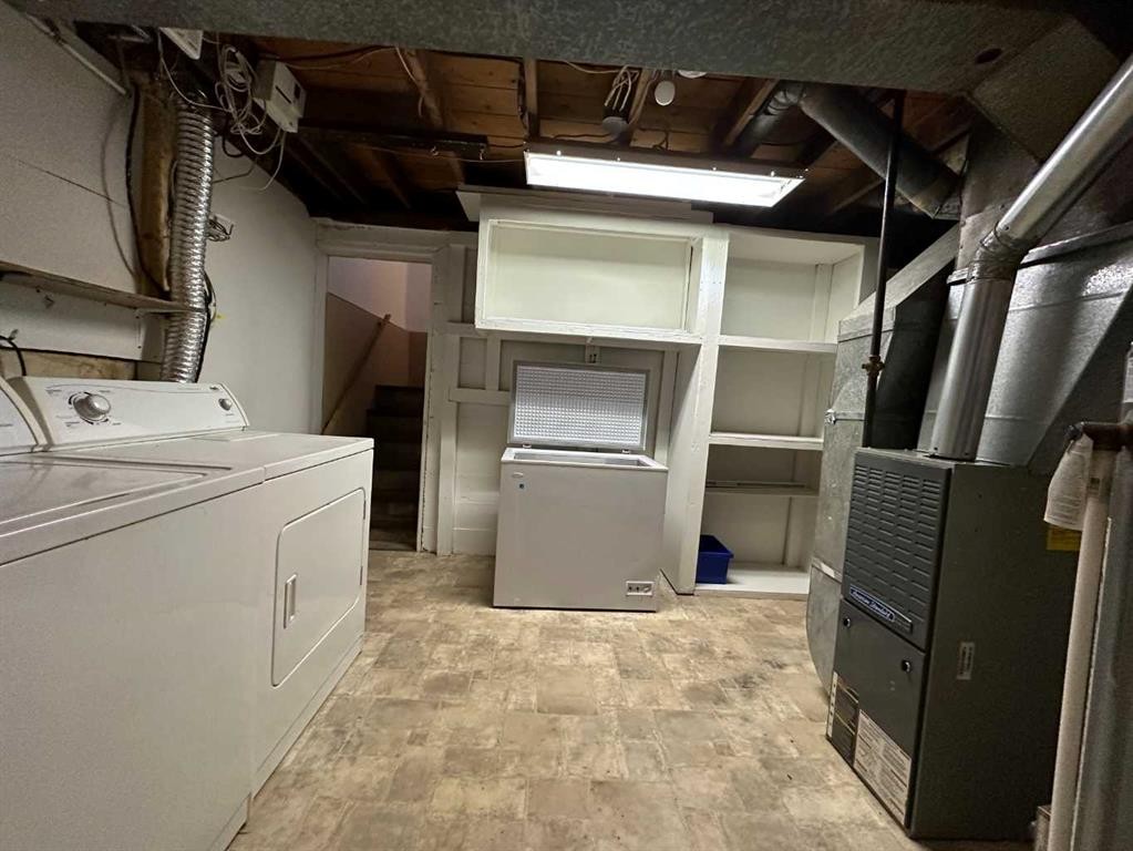 4508 42 Avenue, Ponoka, AB - Indoor Photo Showing Laundry Room