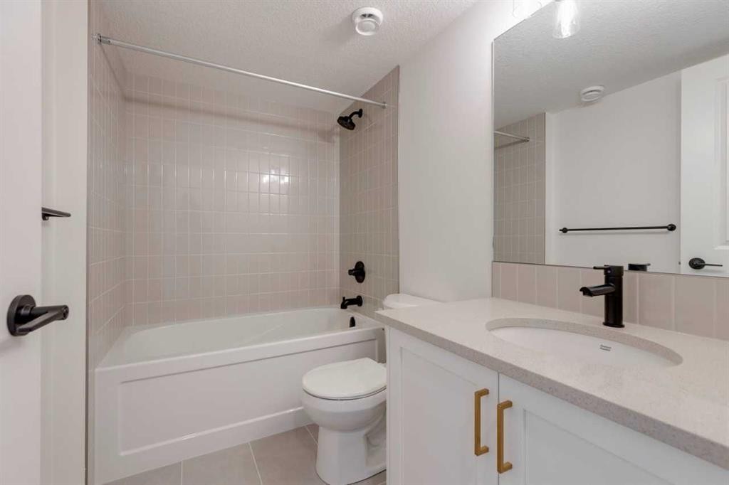 1402 Bayview Crescent Sw, Airdrie, AB - Indoor Photo Showing Bathroom
