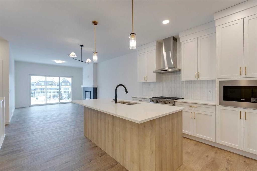 1402 Bayview Crescent Sw, Airdrie, AB - Indoor Photo Showing Kitchen With Double Sink With Upgraded Kitchen