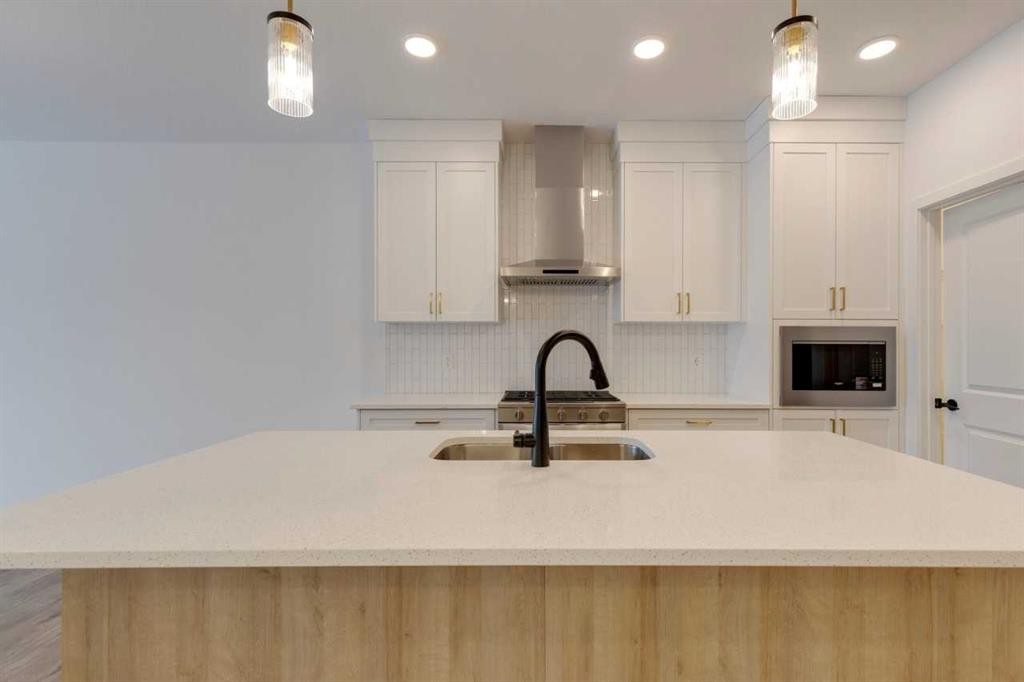 1402 Bayview Crescent Sw, Airdrie, AB - Indoor Photo Showing Kitchen