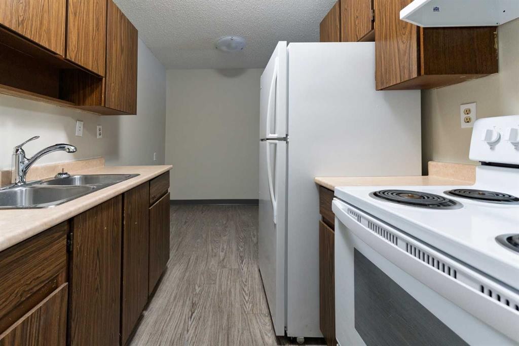 101 - 410-4721 55 Street, Red Deer, AB - Indoor Photo Showing Kitchen With Double Sink