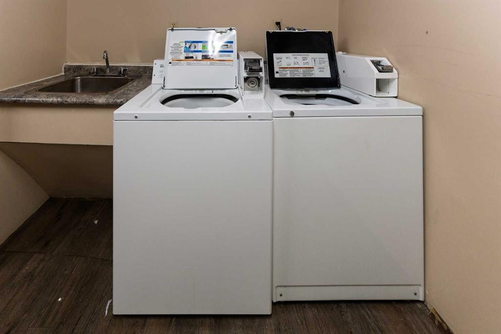 101 - 410-4721 55 Street, Red Deer, AB - Indoor Photo Showing Laundry Room