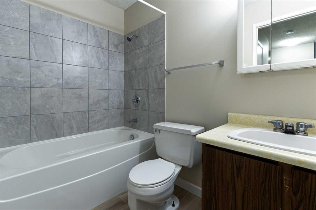 101 - 410-4721 55 Street, Red Deer, AB - Indoor Photo Showing Bathroom