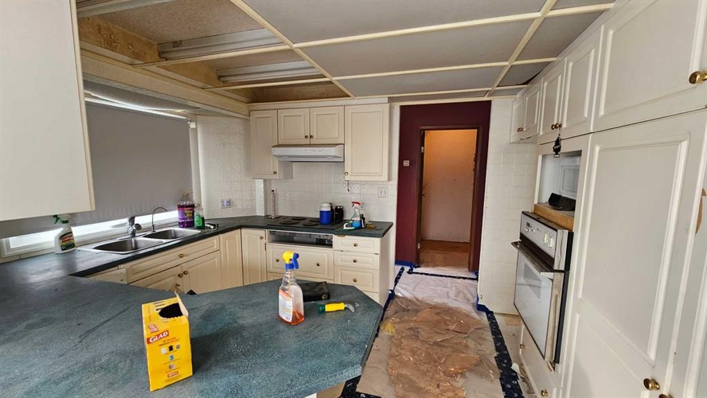 5006 Alexander Avenue, Coronation, AB - Indoor Photo Showing Kitchen With Double Sink