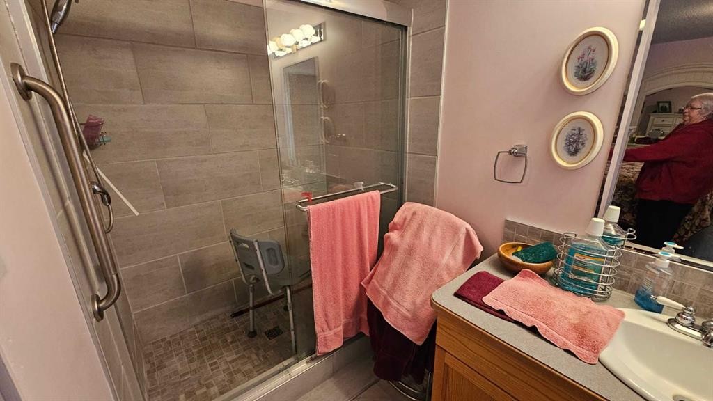 4467 Park Crescent, Coronation, AB - Indoor Photo Showing Bathroom