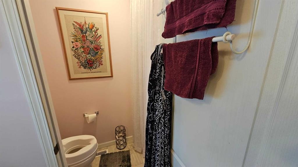 4467 Park Crescent, Coronation, AB - Indoor Photo Showing Bathroom