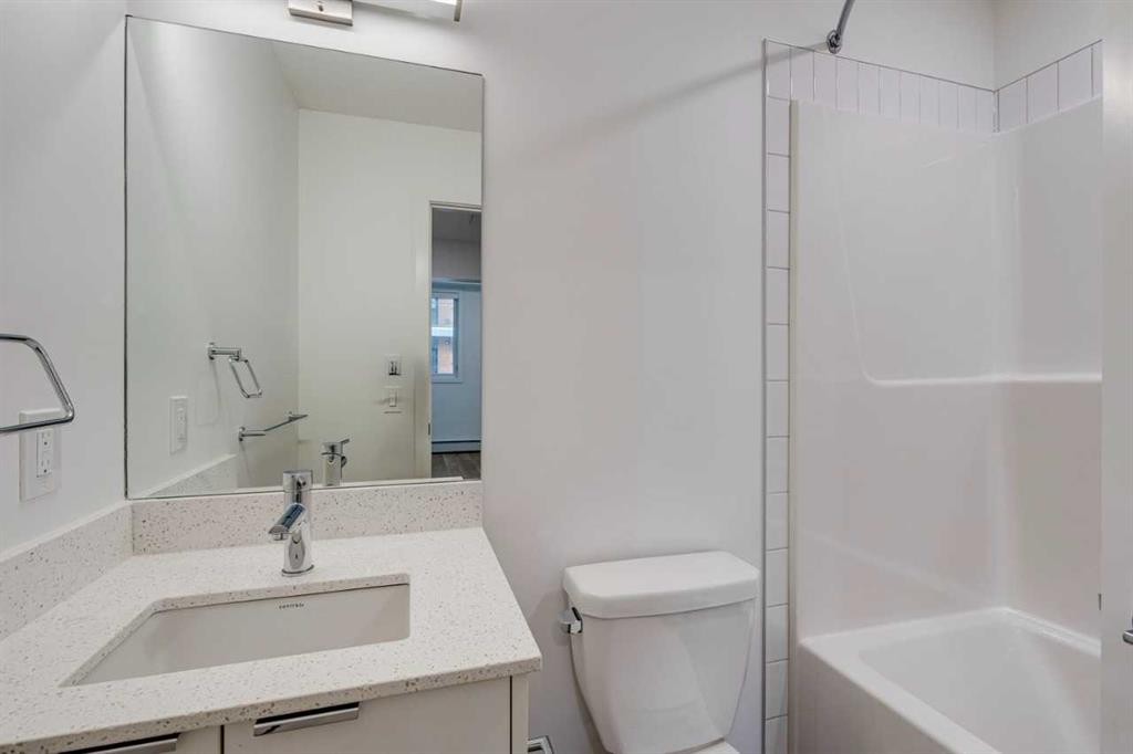 3217-8500 19 Avenue Se, Calgary, AB - Indoor Photo Showing Bathroom