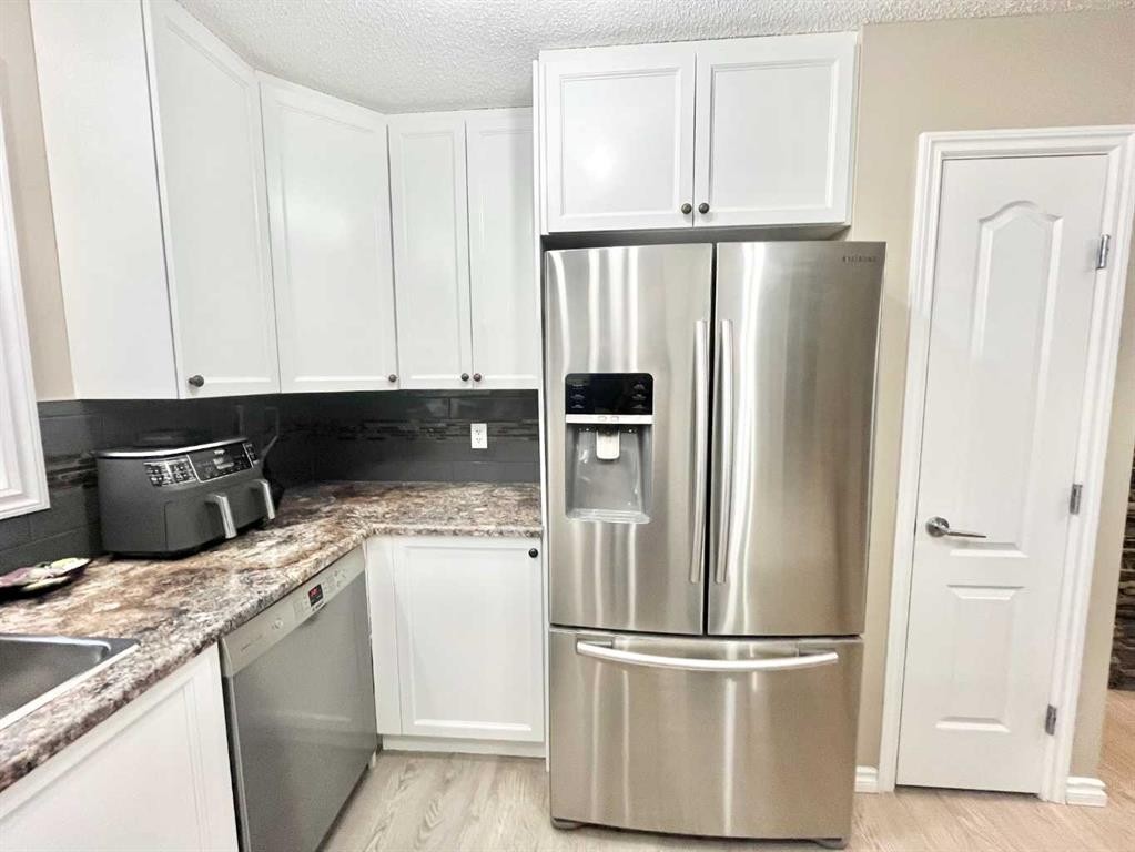 9340 211 Street Nw, Edmonton, AB - Indoor Photo Showing Kitchen