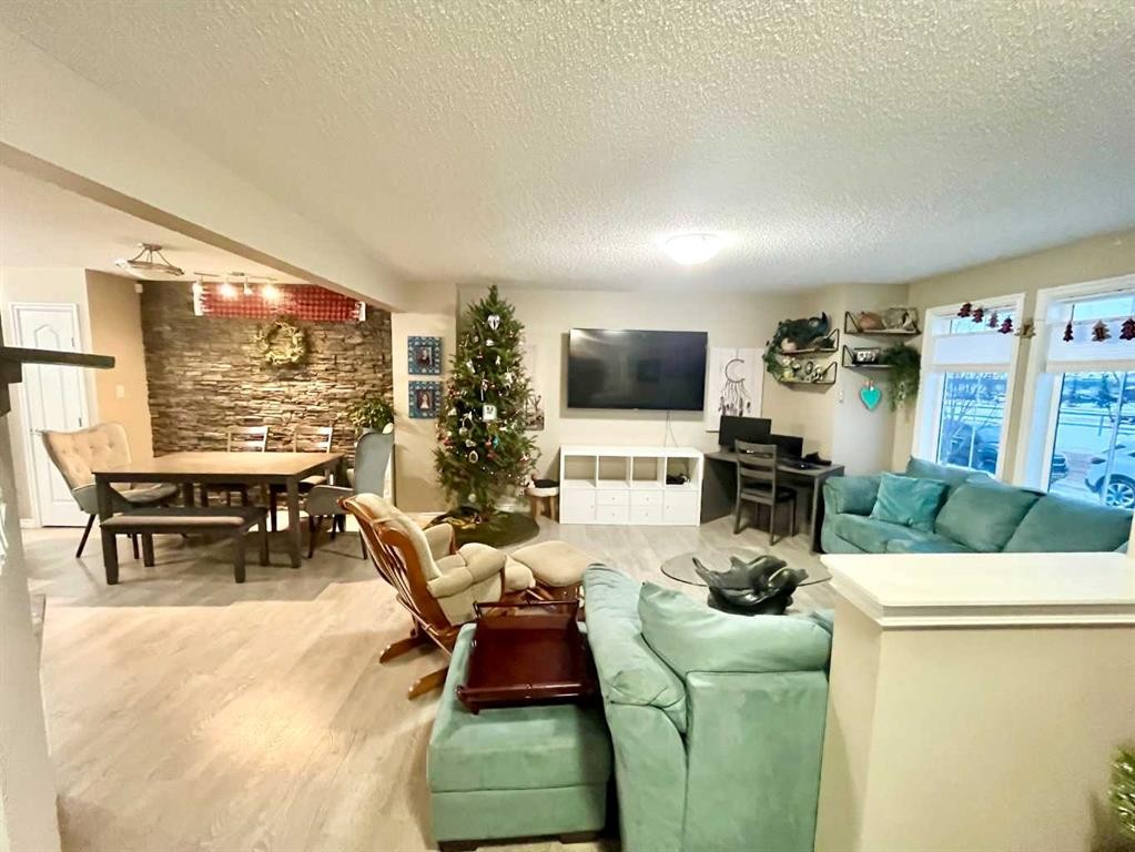 9340 211 Street Nw, Edmonton, AB - Indoor Photo Showing Living Room