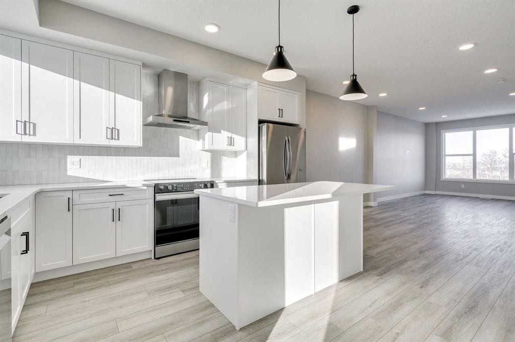 109 Silverton Glen Way Sw, Calgary, AB - Indoor Photo Showing Kitchen With Upgraded Kitchen